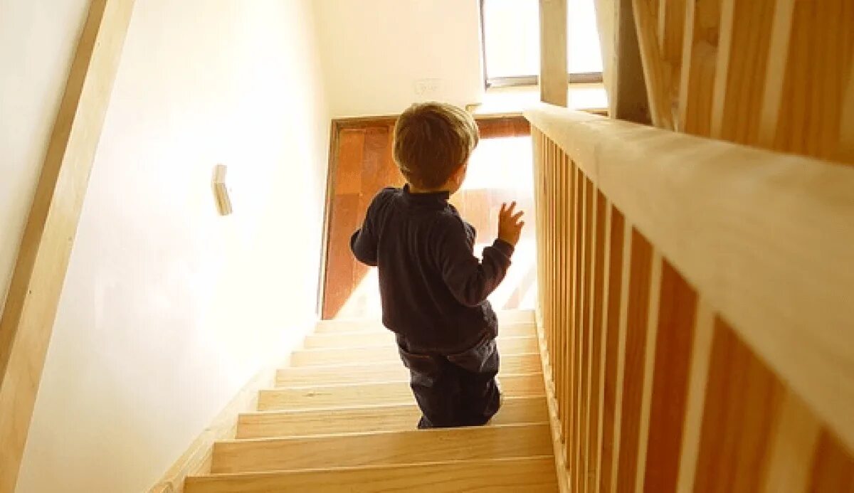 Мальчик поднимается по лестнице. Мальчик на лестнице. Лестница для детей. Ступеньки в детском саду.