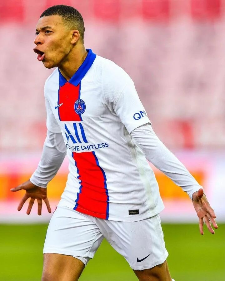 Фк динамо сухуми. Рафаэль багателия. Багателия футболист. Багателия футболист. Леварса багателия.