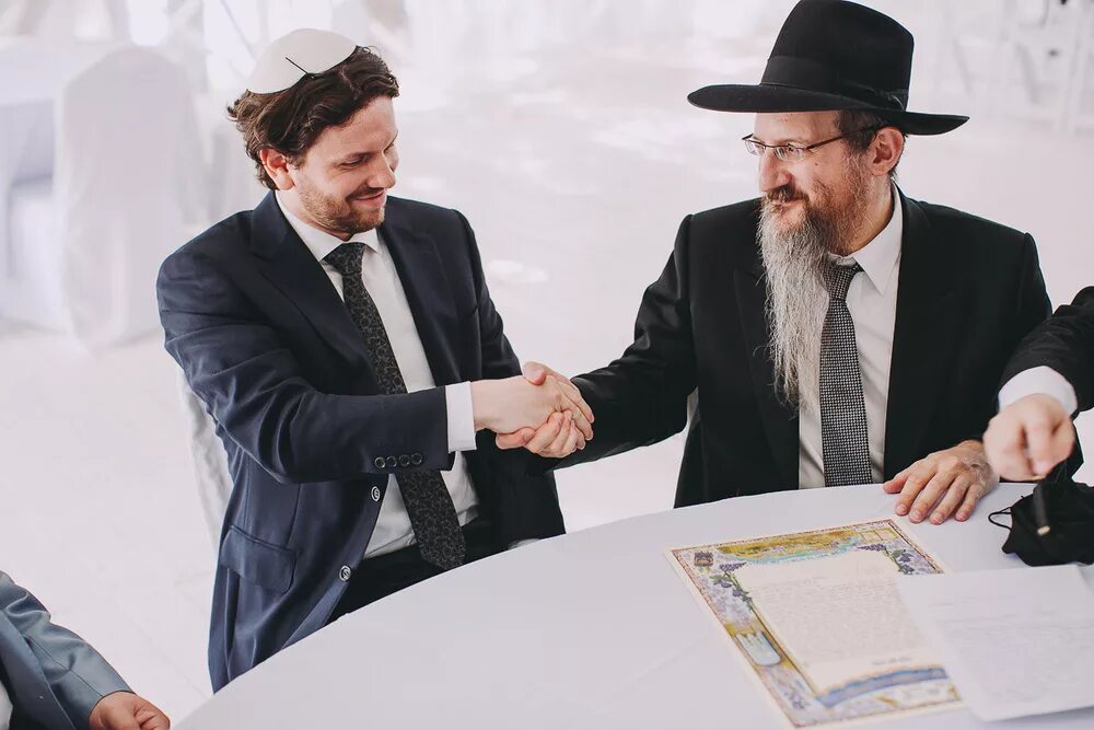 Еврейские бизнесмены. Евреи несколько. Роман абрамович в израиле. Богатый еврей. Исраль шварцблат раввин.