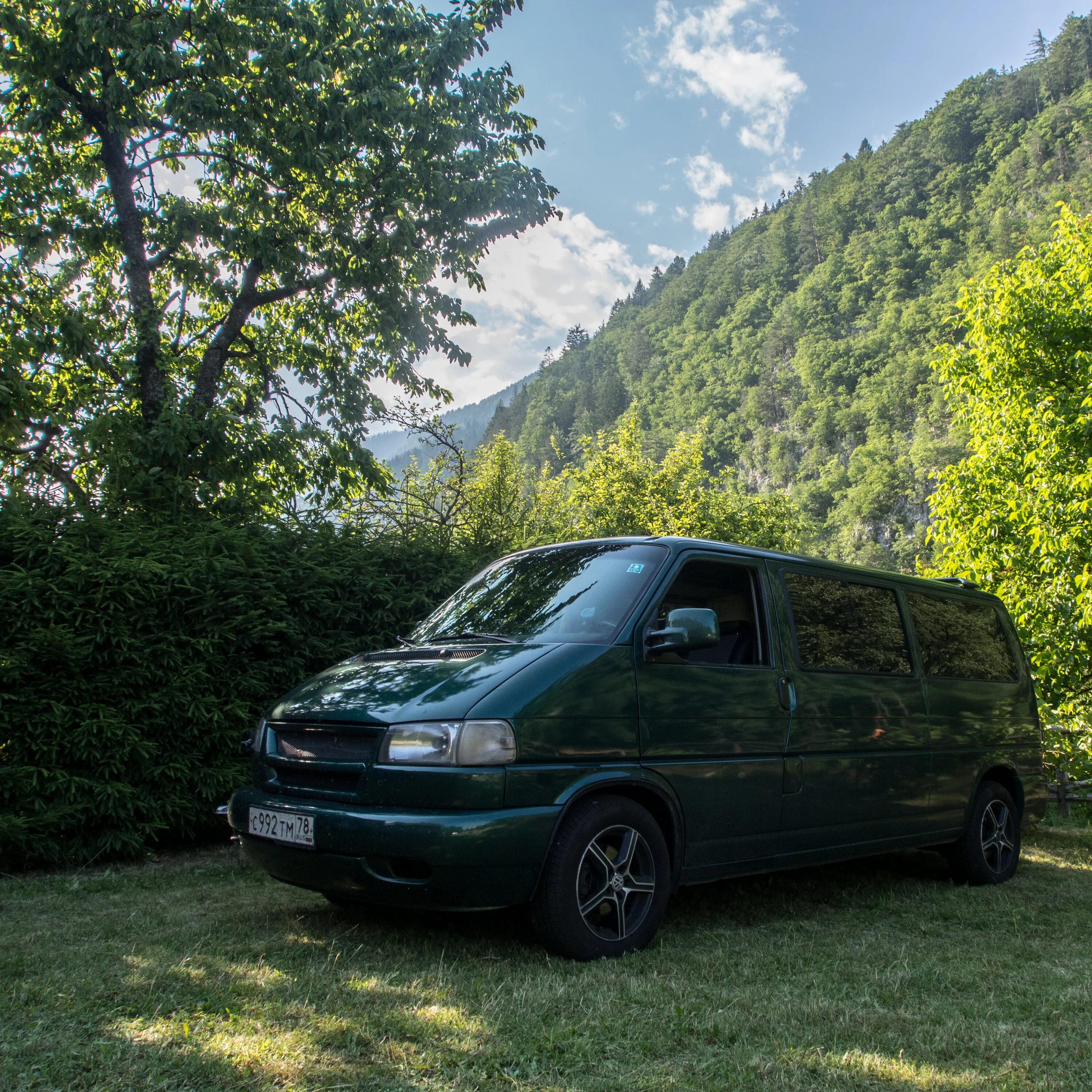 VW Caravelle t4. Зеленый Фольксваген т4. Т4 Volkswagen. Фольксваген т4 Рестайлинг.