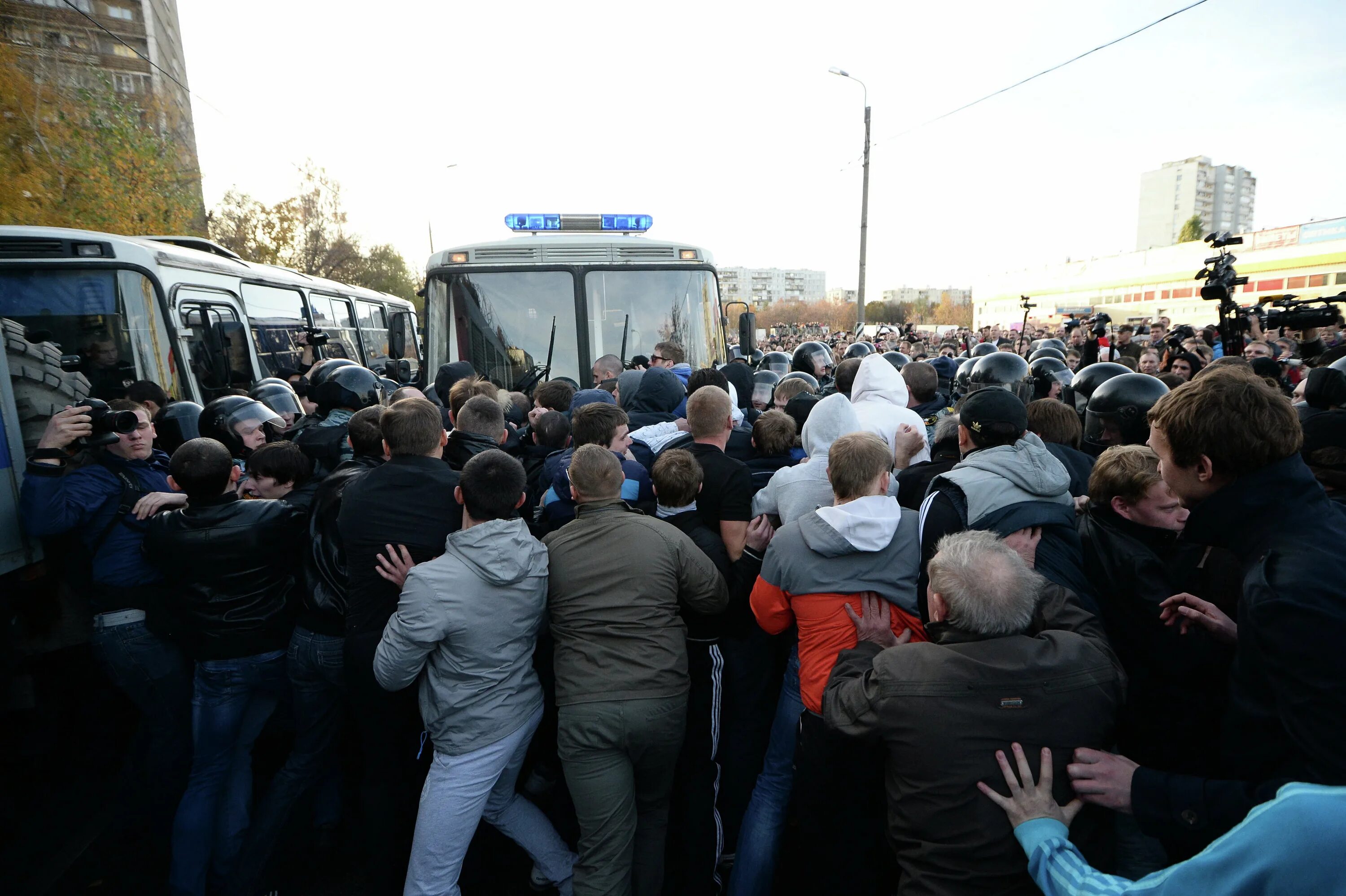 Беспорядки в бирюлево 2013. 25 октября 2013 года. Беспорядки в бирюлево 2013. Беспорядки в бирюлево 2013. Бунт бирюлево западное.