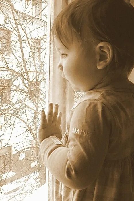 Мальчик у окна картина. Ребенок у окна. Мальчик ждет у окна. Дети сироты. Каждый ребенок ждет чего.