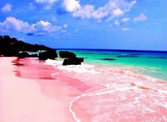 Pink sand and crystal clear waters at Comiran Island, Palawan, Philippines. Phot
