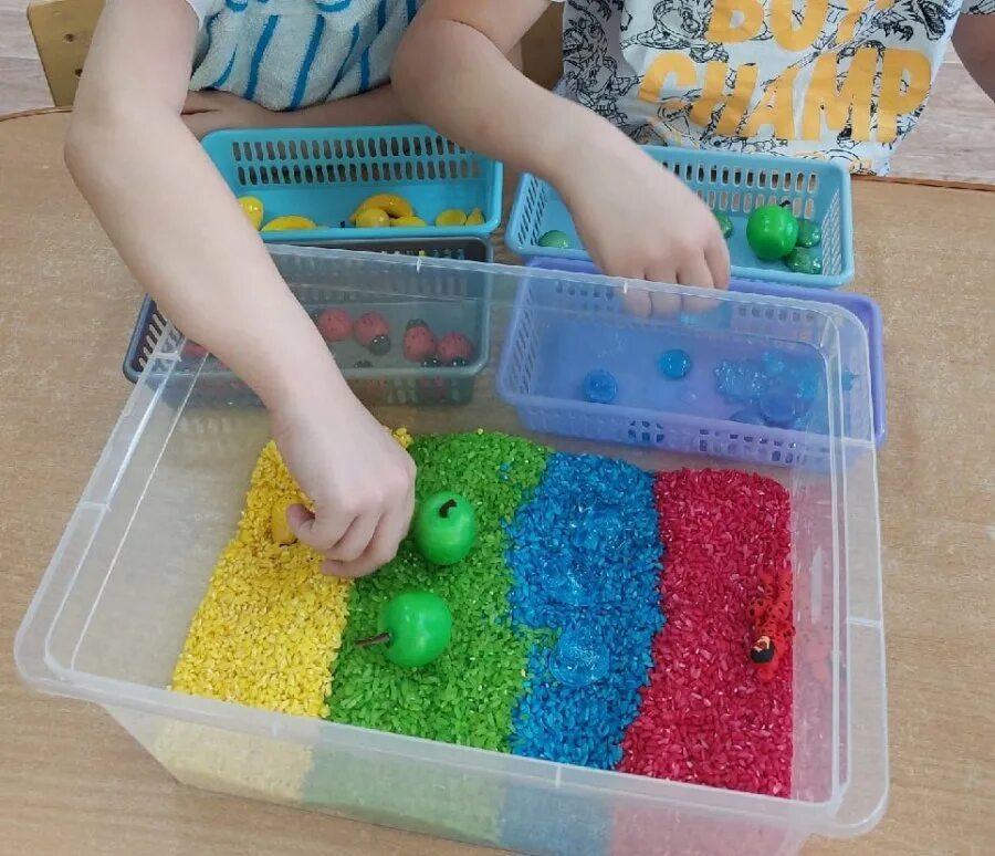 Сенсорные коробки с крупой. Сенсорные коробки в доу. Сенсорные коробочки. Сенсорные коробки для малышей. Сенсорная коробка с крупами.