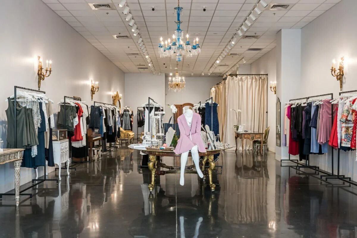 Севастополь шоу рум вечернее платье. Магазин одежды картинки. Dress магазин. Dress магазин. Вещи в магазине.