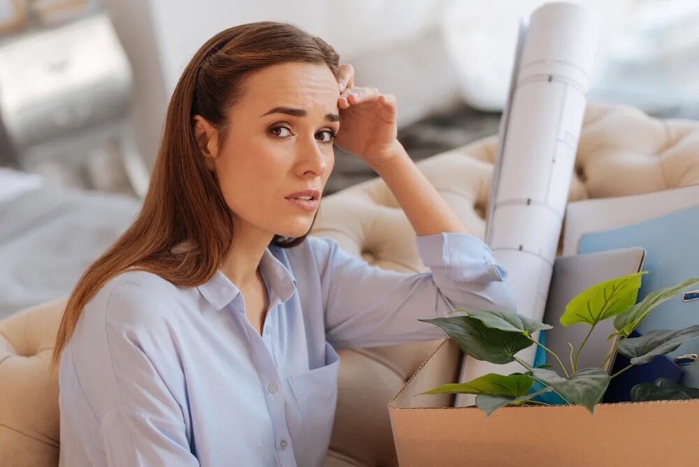 Нерадивый работник. Фотографии людей. Человек потерял работу. Потеря работы. Увольнение девушки.