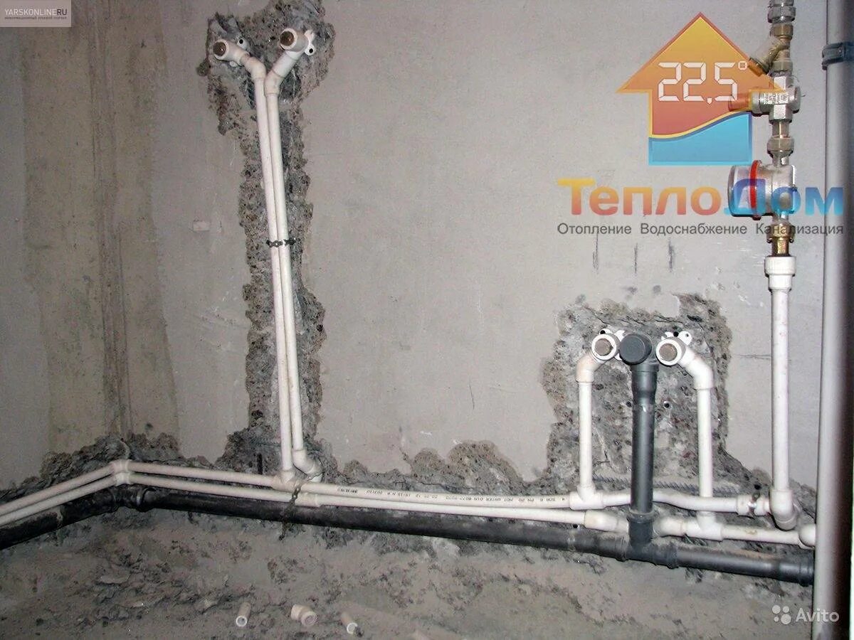 Полипропиленовый водопровод в стене. Крепление металлопластиковых труб к стене 16 труба. Прокладка труб в ванной. Трубы отопления в стене. Полипропилен в стене ванной.