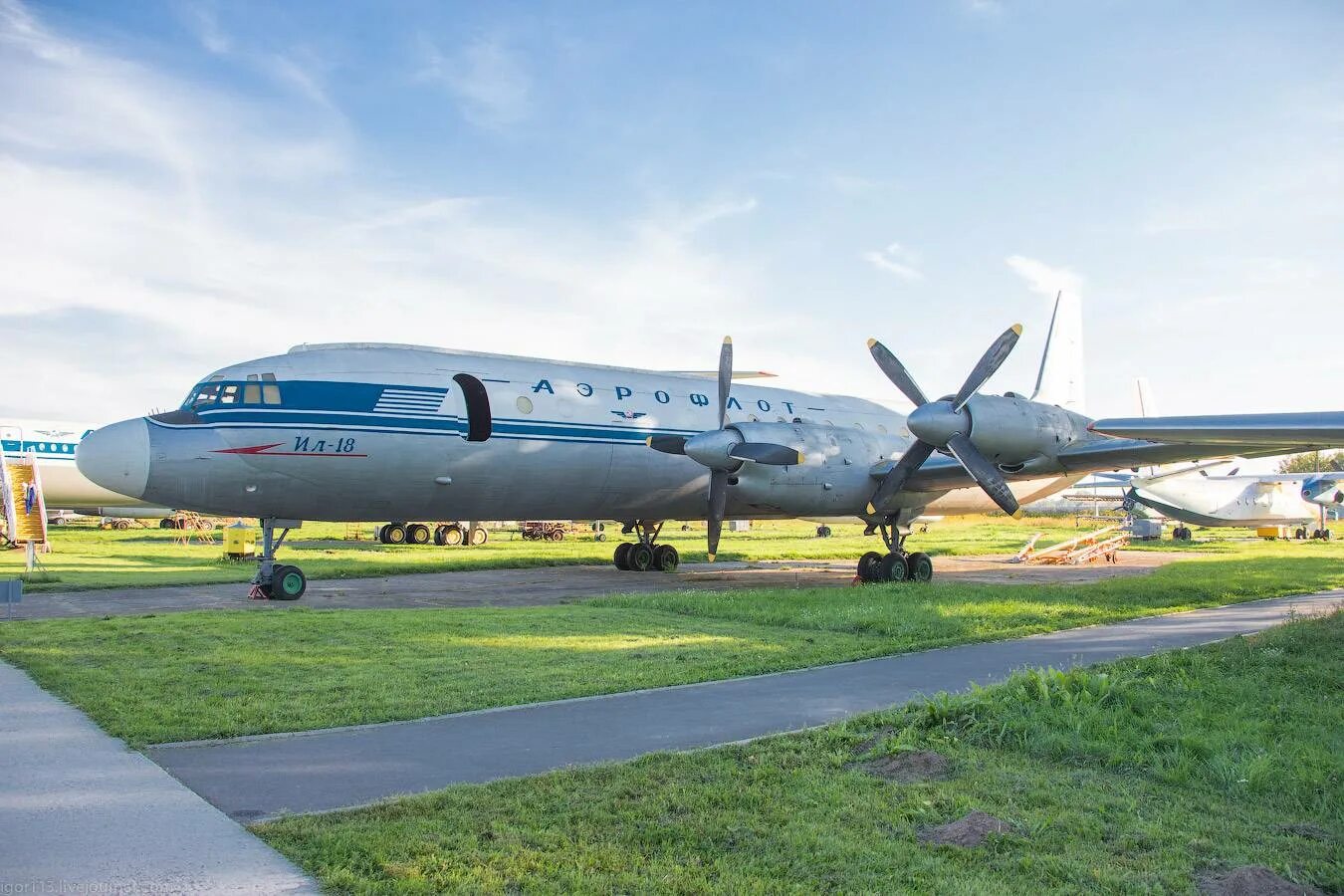 Четырёхмоторный турбовинтовой пассажирский самолёт ил-18. Ил-18 грузовой. 18 апреля самолет. Ил-18 пассажирский самолёт. Турбовинтовой самолет ил 18.