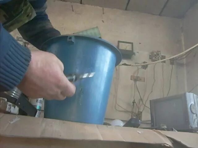 Заклеить пластиковую емкость. Заплавить трещину в пластмассе. заклеить пластиковое ведро для воды. лопнуло пластиковое ведро. ведро пластиковое ремонтировать трещину.
