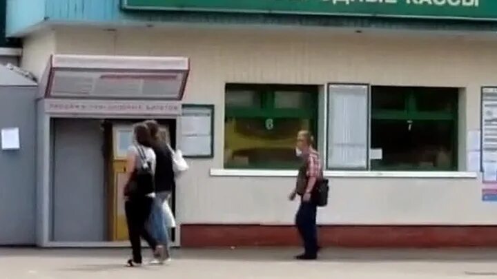 Павелецкая что случилось сегодня. Павелецкий вокзал москва зал ожидания. Толпа москвичей. Сгорело здание на павелецкой. Пожар на павелецкой.