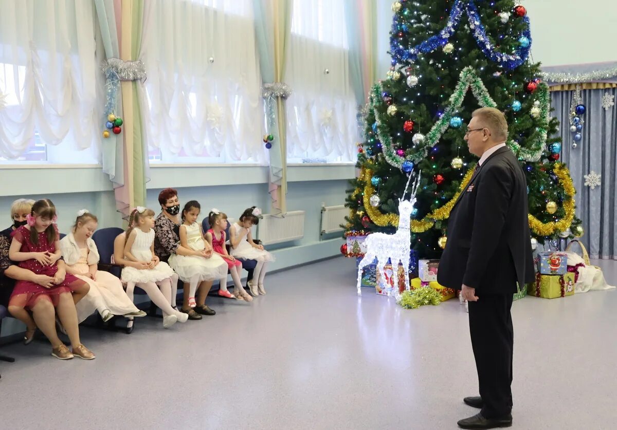 Новогоднее выступление в школе. Новогодний концерт дети. новогодний концерт для детей-инвалидов. новогоднее выступление в детском доме.
