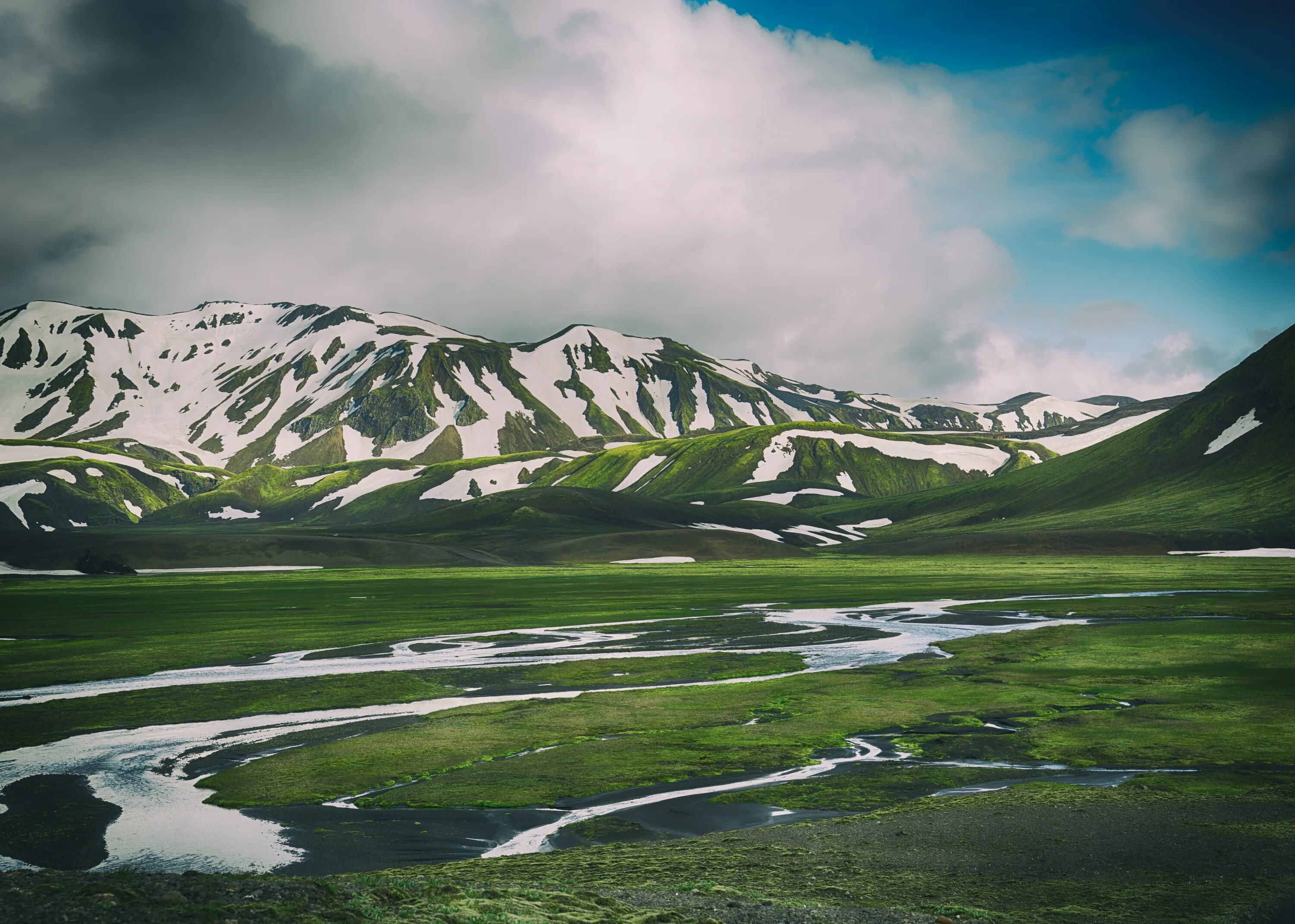 Mountain grassland. Исландия ландшафт. Исландия холмы. Исландия природа горы. Горы сандфедль Исландия.