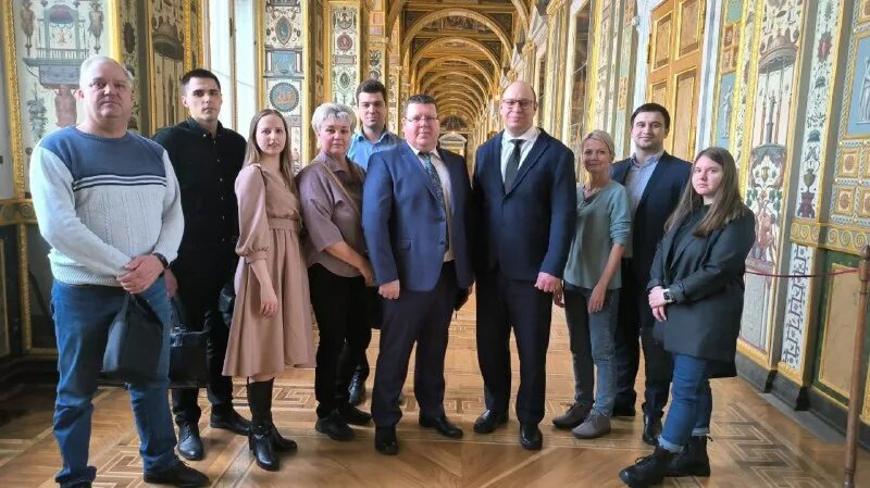 Зал гобеленов в эрмитаже. Смотрители эрмитажа. Шпалерная галерея в эрмитаже. Эрмитаж сотрудники музея экскурсоводы. Молодежь в эрмитаже.