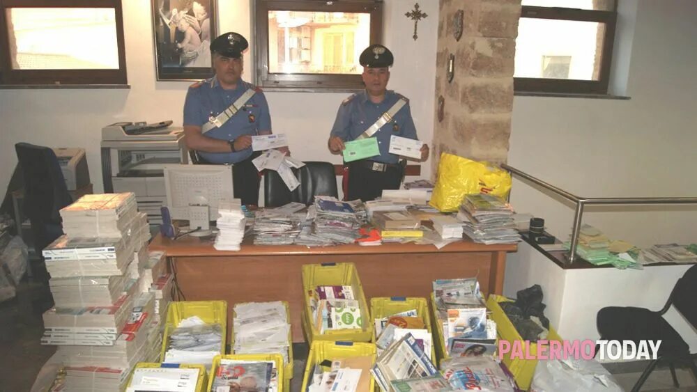 Сотрудник почты. Итальянский почтальон за 8 лет скопил дома полтонны чужих писем. Почтальоны 8. Почтальоны 8. Почтальон.