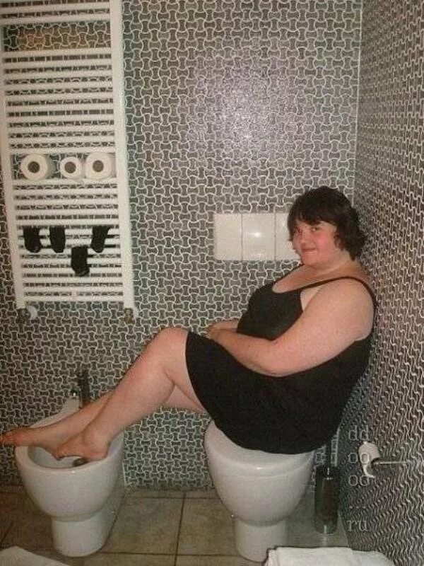 художник фернандо ботеро картины. полные женщины сидя. толстые женщины сикают. две толстушки. зрелые толстушки в мини.