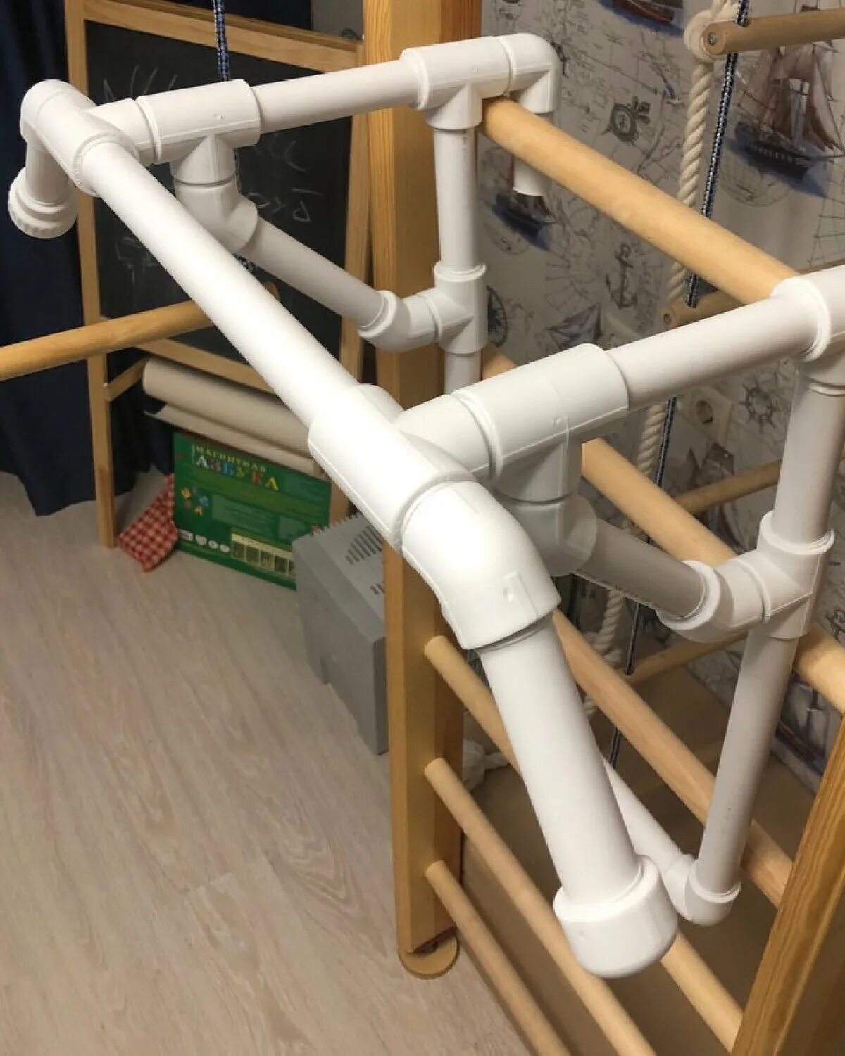 Столик из труб пвх. Подставка из пластиковых труб. Подставка для удилищ rod racks rr400. Подставка для цветов из пластиковых труб. Подставка для спиннинга из полипропилена.