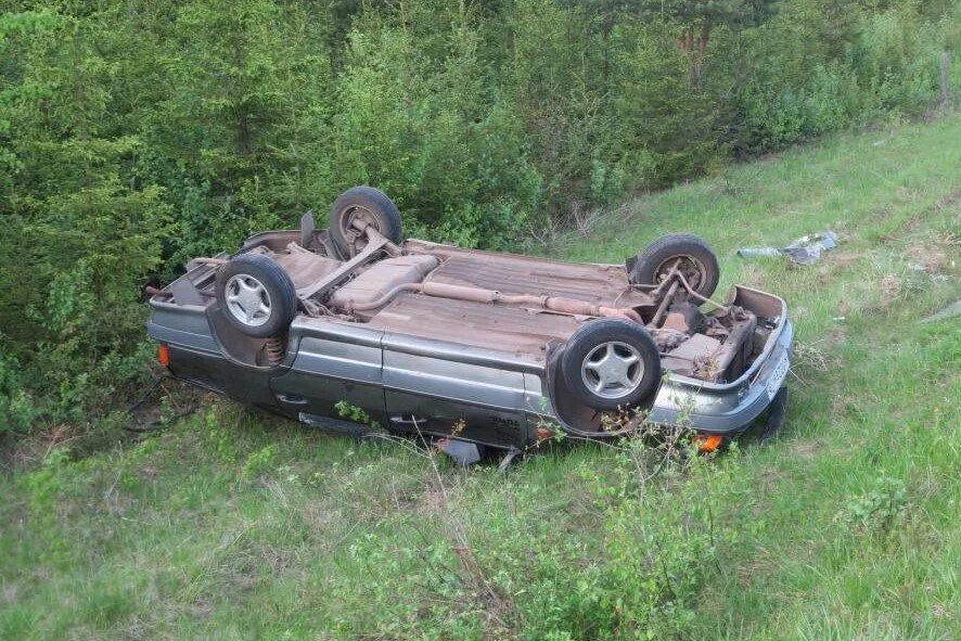 Автомобиль переворачивался. Автомобиль в кювете. перевёртыши для автомобиля. машина перевернулась в кювет. перевернутая машина в кювете.