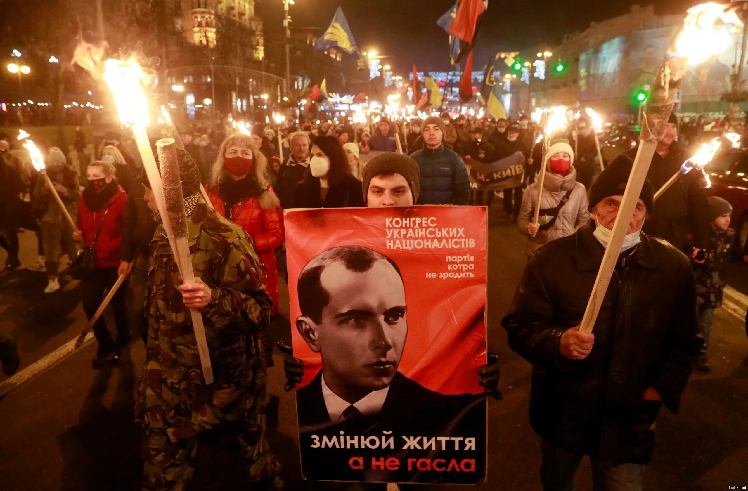 Факельное шествие бандеровцев в Киеве. Нацисты Украины Бандера. Украинские националисты факельное шествие в Киеве. Шествие Степана Бандеры в Киеве. Украинские фашистские