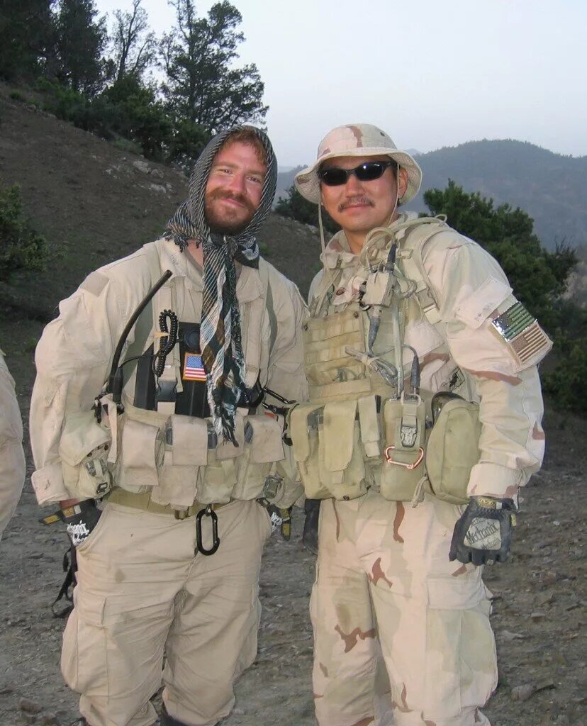 отряд красные крылья афганистан. маркус латтрелл красные крылья. маркус латтрелл и крис кайл. красные крылья афганистан. красные крылья афганистан.