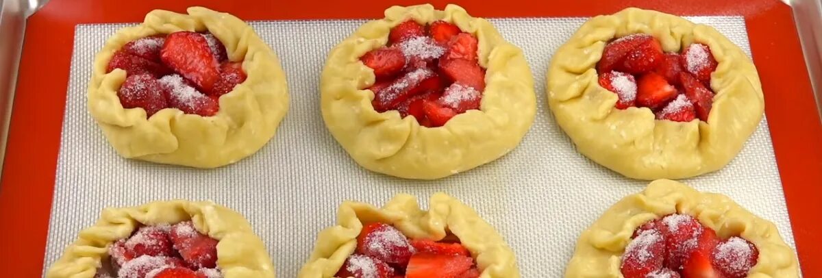 Кухня наизнанку тесто. Форма пирожков с клубниками. пирожки с клубникой форма. кухня наизнанку выпечка с клубникой. кухня наизнанку выпечка с ягодами.