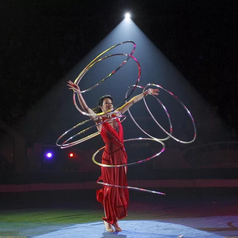 Воздушные гимнасты в цирке. Жонглирование в цирке. Как называется цирковой. Воздушные акробаты. Цирк флик фляк.