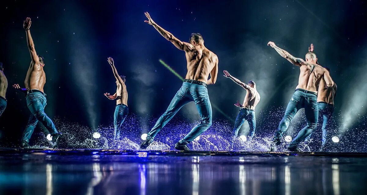 шоу под дождем между мной и тобой. шоу балет санкт петербург под дождем. мюзикл поющие под дождем 1952. искушение санкт-петербургский театр. театр искушение шоу под дождем.