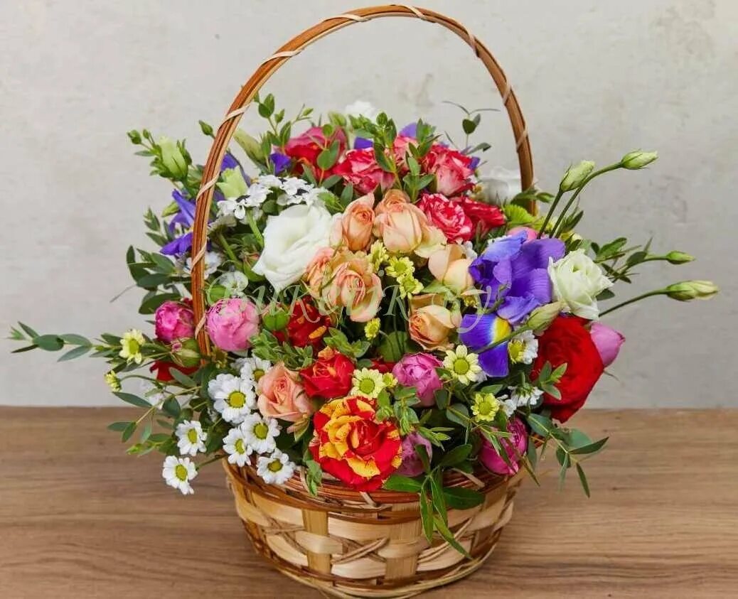Красивые букеты поздравляю с днем рождения. Корзина с цветами. Букет в корзинке. Шикарная корзина с цветами. Красивые букеты в корзинках.