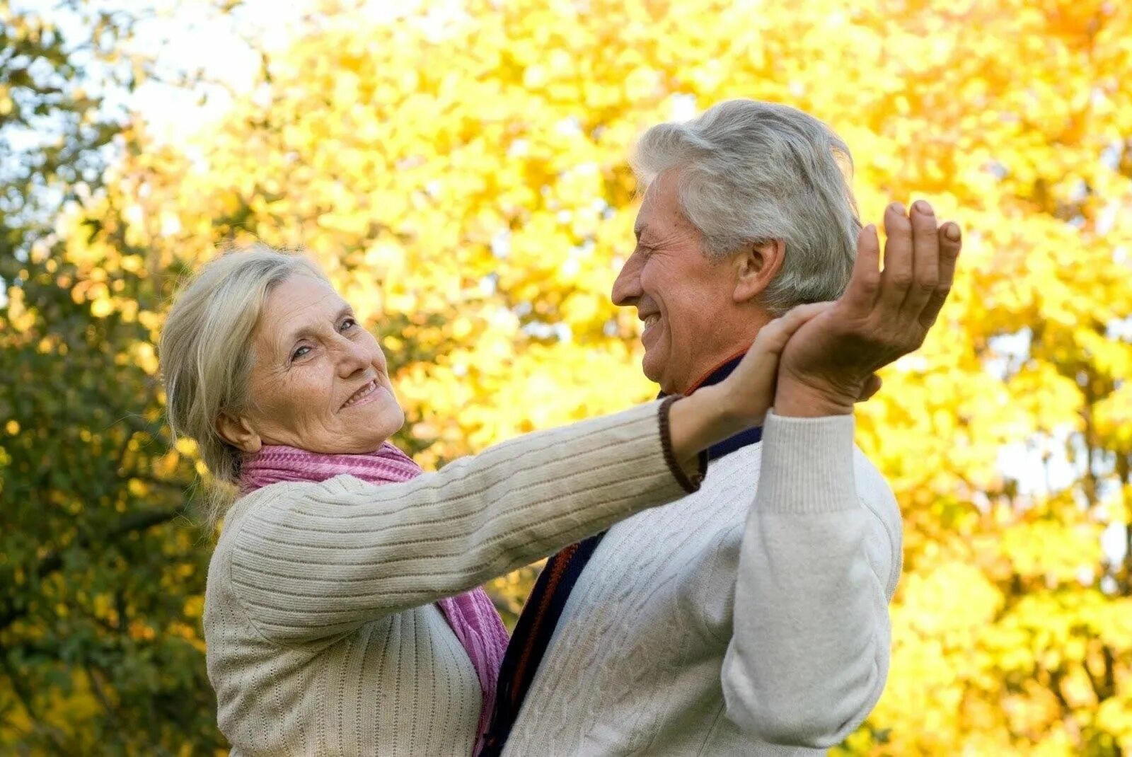 Встреча старости. Пожилые люди. Счастливые пенсионеры. Пенсионеры в осеннем парке. День пожилых людей.