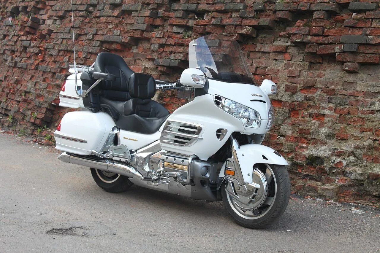 Хонда Голд Винг 1800 белый. Хонда Голд Винг белая. Honda Gold Wing 1800 белая. Мотоцикл Хонда Голд Винг.