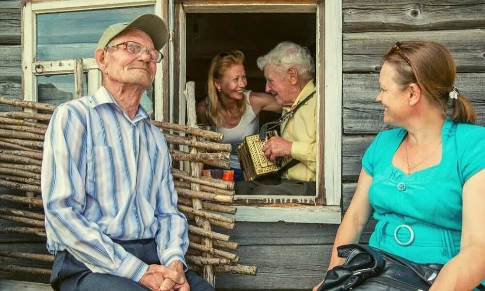 Мужик привел бабу. На деревню к дедушке. Деревня жителей. Деревенские люди. Жители сельской местности.