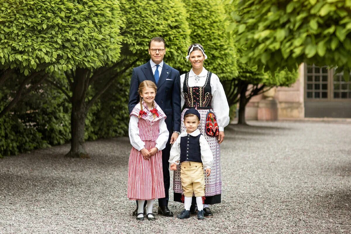 Шведская семья это простыми словами. Королевская семья Швеции. Семья короля Швеции. Королевская семья Швеции 2022. Король Швеции сейчас 2023.