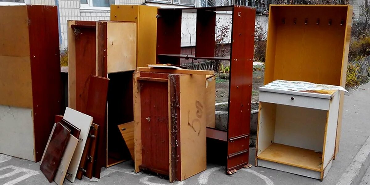Вывоз мебели на утилизацию в москве. Мебель на мусорке. свалка старой мебели. шкаф на мусорке. старый шкаф помойка.