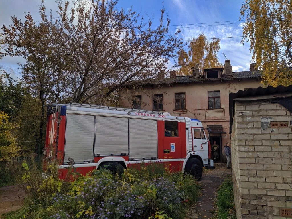 Пожар на улице черняховского в москве. Пожар на черняховского. пожар на ул черняховского сегодня. сгорел дом на черняховского пермь. пожар в квартире на черняховского курск.