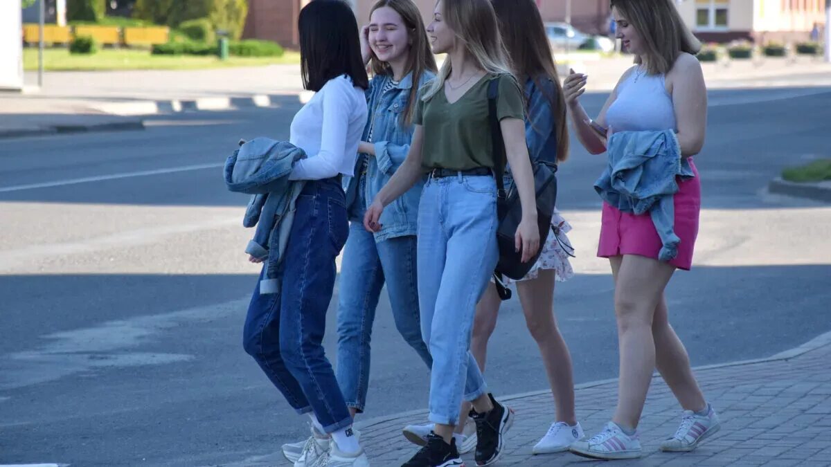 Молодежь не носит. Современная молодежь. мода молодежи. девочки подростки на улице. современная молодежь девушки.
