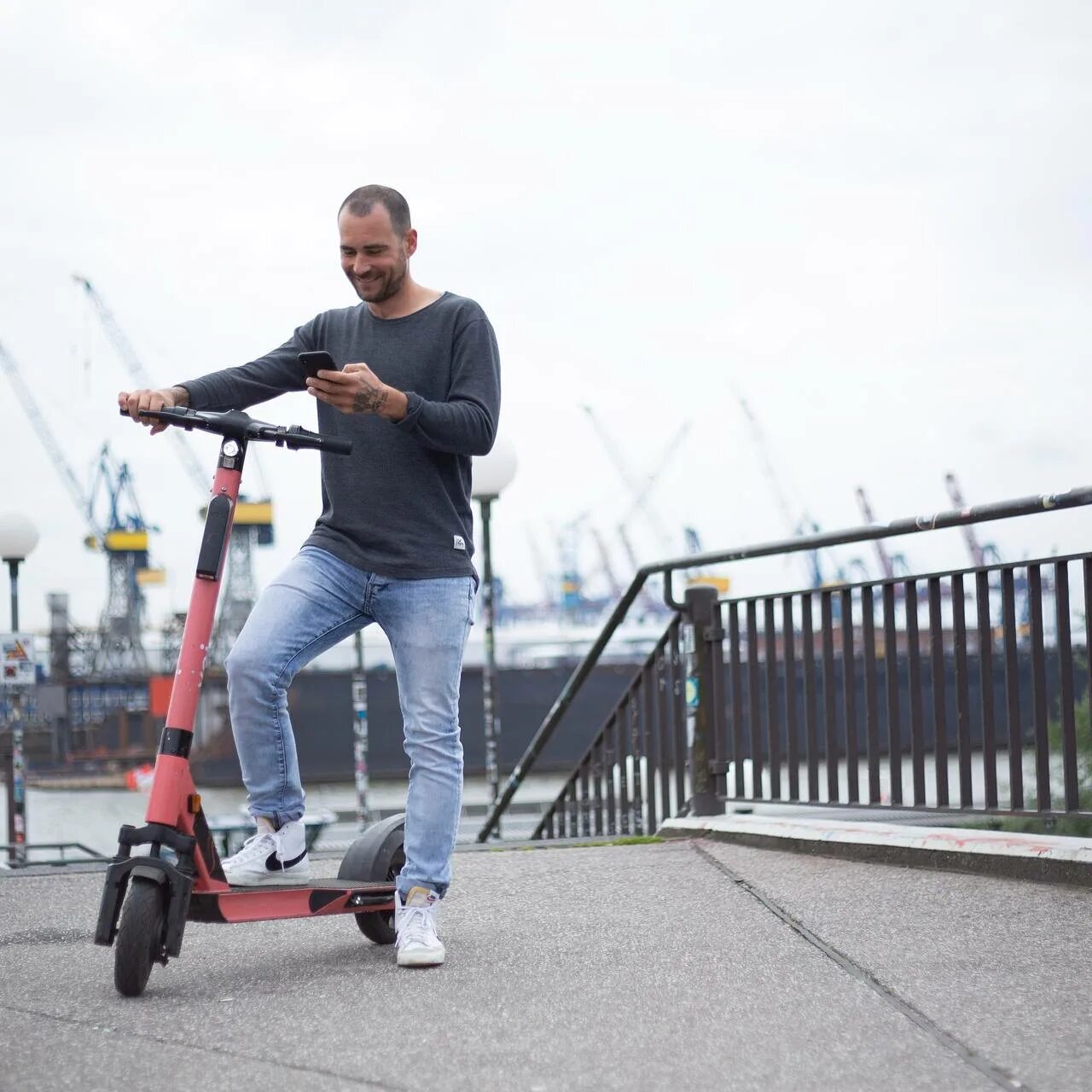 С какого возраста можно кататься на электросамокате. Электросамокат Reaction e-Scooter. Самокаты напрокат. Индивидуальные самокаты.