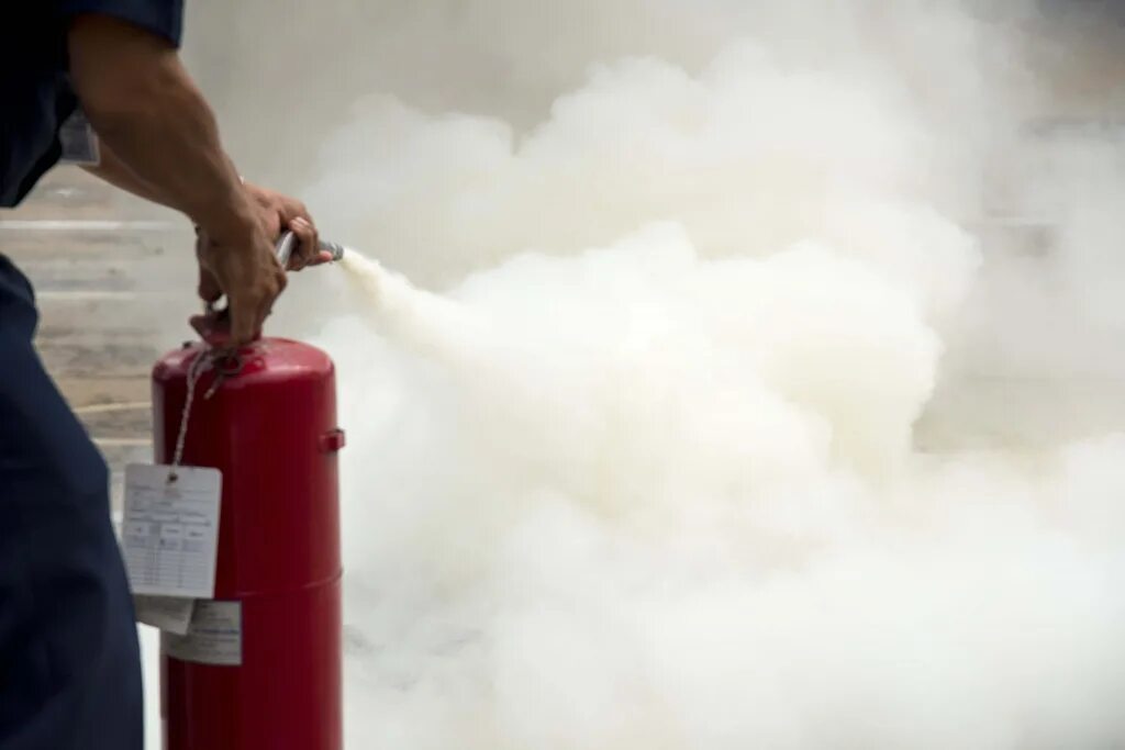 Сгоревшее шасси. Углекислотный огнетушитель в действии. Fire warden. Пена из огнетушителя. Способы и методы пожаротушения.