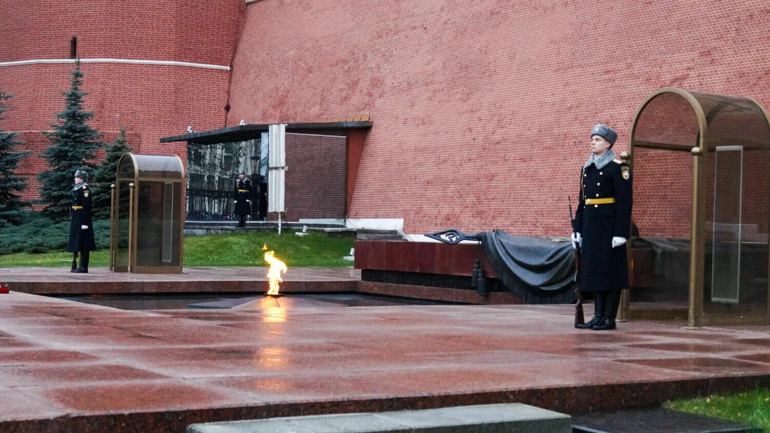 Московский репортаж " День Победы: Венки и цветы
