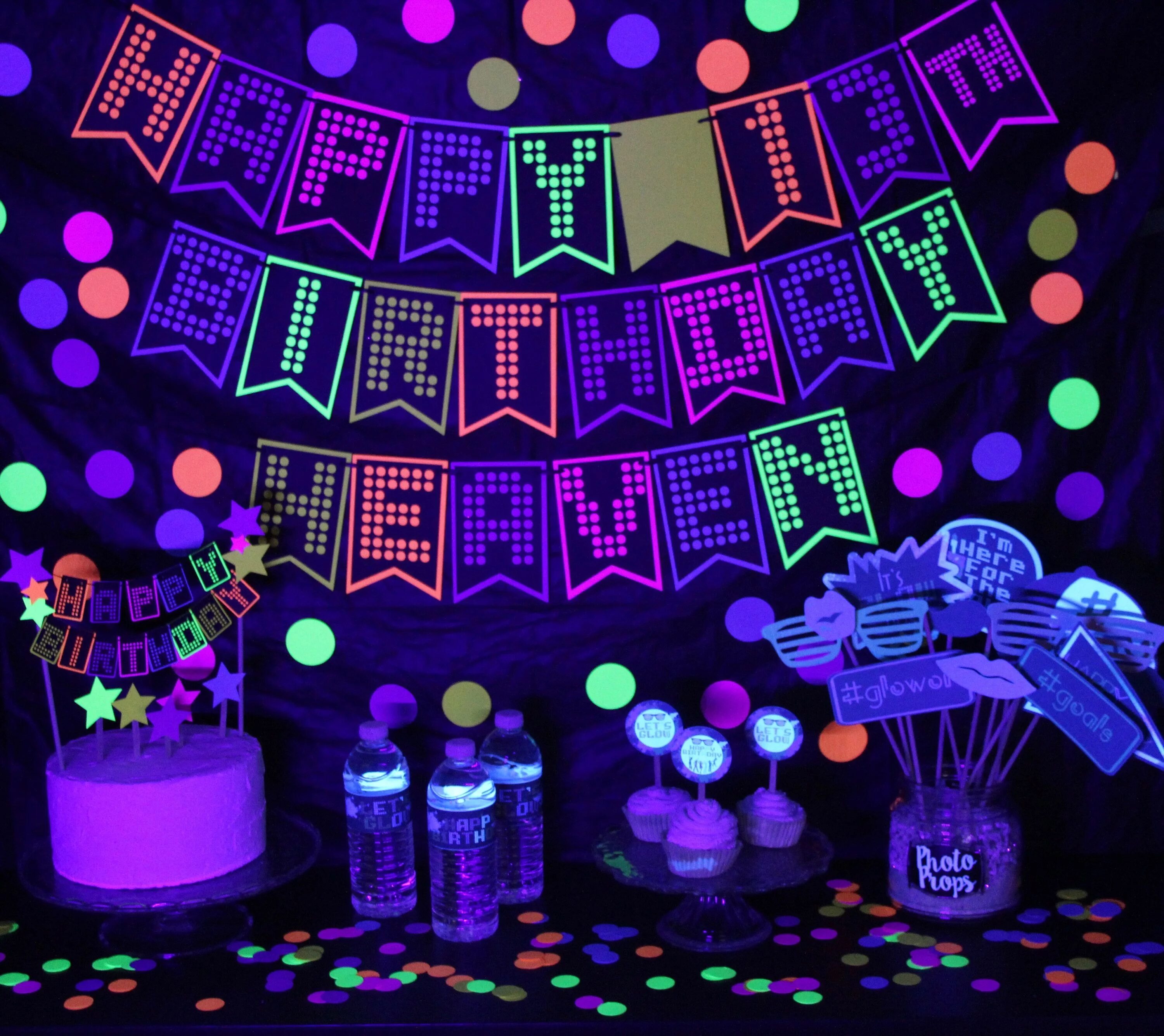 Neon party. Неоновая вечеринка. Неоновые декорации. Неоновые декорации для вечеринки. Вечеринка в неоновом стиле.