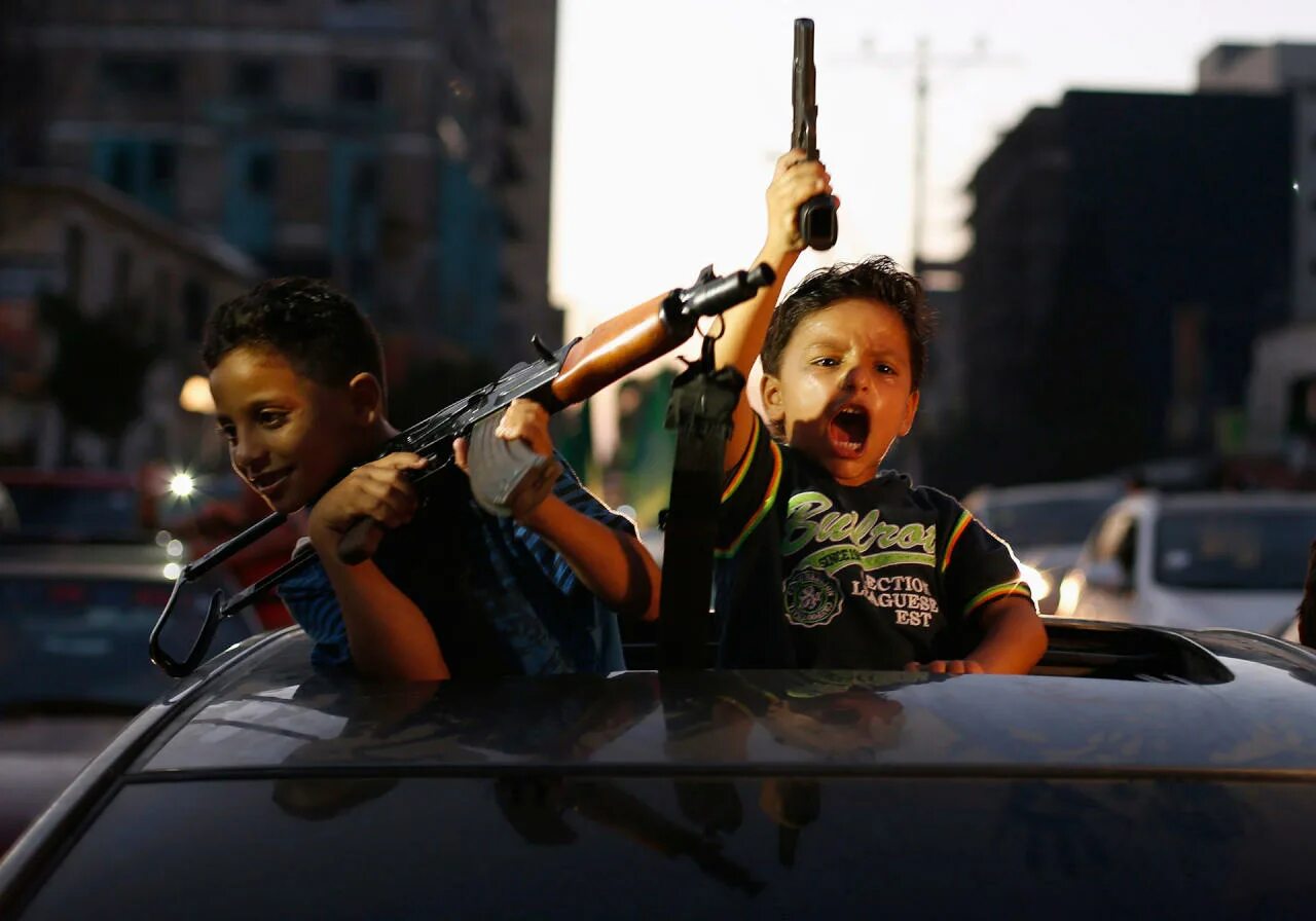 Подросток с оружием. Children holding toy guns. Korean gun. Gun child shooter. Мальчик с пистолетом.