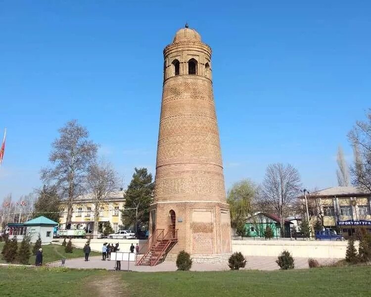 Узген минарет. Парк Узген. Киргизская Узген. Башня в Узгене.