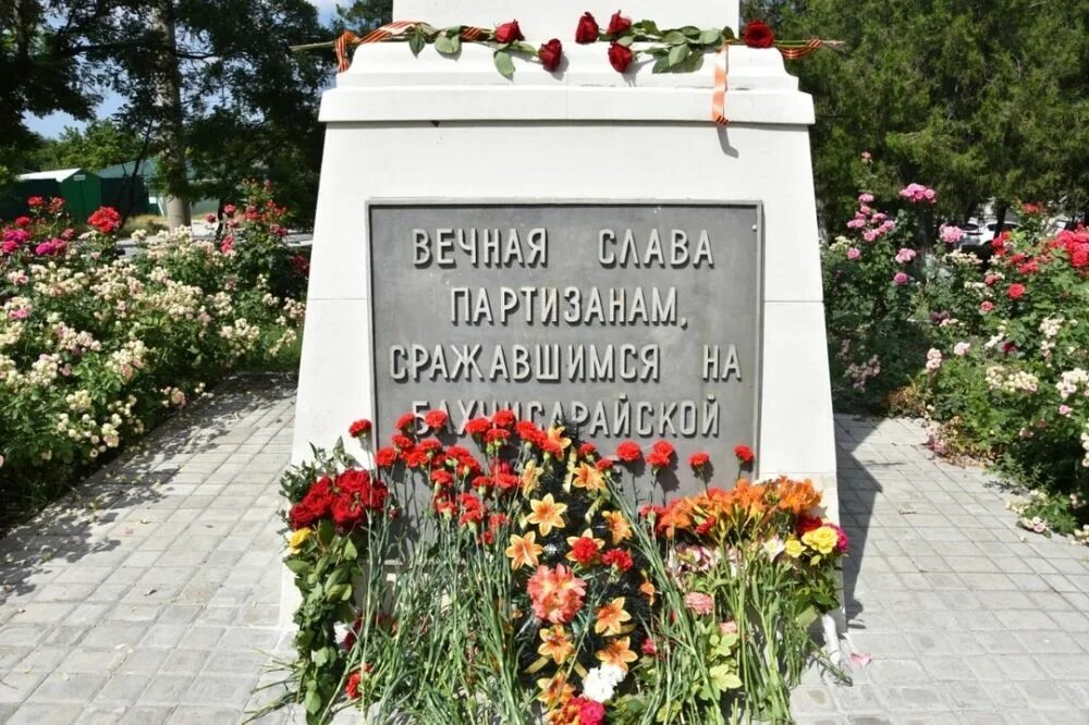 Партизаны. День памяти партизан и подпольщиков. Лента партизан и подпольщиков. Памятник крымским партизанам (алушта). Памятник партизанам симферополь.