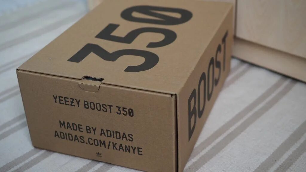 Коробка 350 350 350 купить. Коробка Yeezy Boost 350. Коробка Yeezy Boost 350 v2. Adidas Yeezy 350 коробка. Yeezy Boost 350 Box.