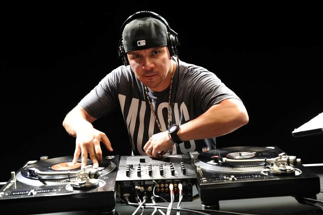 Mike музыка. Mixmaster Mike. Mixmaster Mike диджей. Mike11 musico.