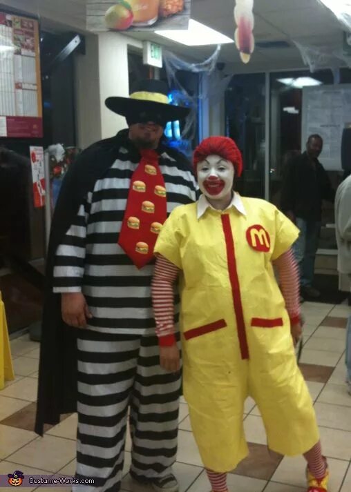 Mcdonalds cosplay. Рональд макдональдс косплей. Костюм Рональда Макдональда. Костюм из MCDONALDS. Страшный костюм Рональда Макдональда.