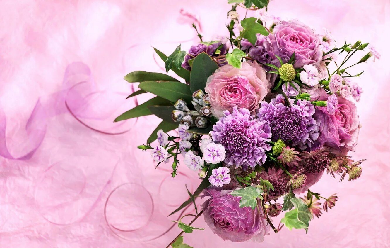 Цветы в подарок. Стильные цветы. Фон для поздравления с днем рождения женщине. Букет роз фон для открытки. Кустовые розы.