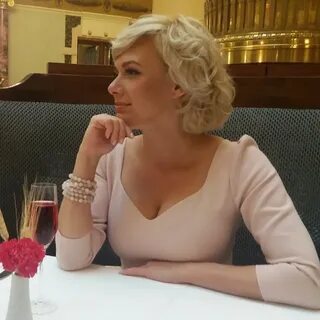 Ведущая с большим декольте
