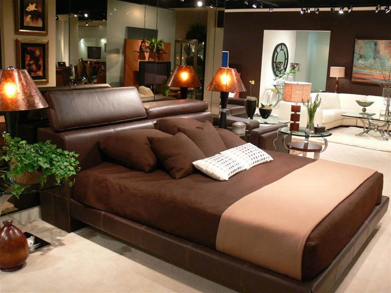 Brown фото. Коричневая мебель в интерьере. Интерьер в коричневых тонах. Сочетание коричневого в интерьере. Коричневый цвет в интерьере.