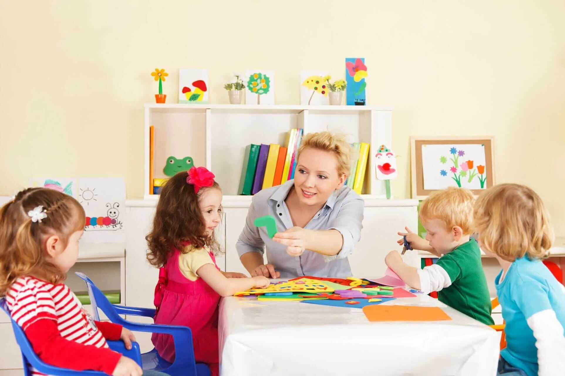 Preschool teachers. Дети в детском саду. Занятия для детей. Воспитатель с детьми. Занятия в детском саду.