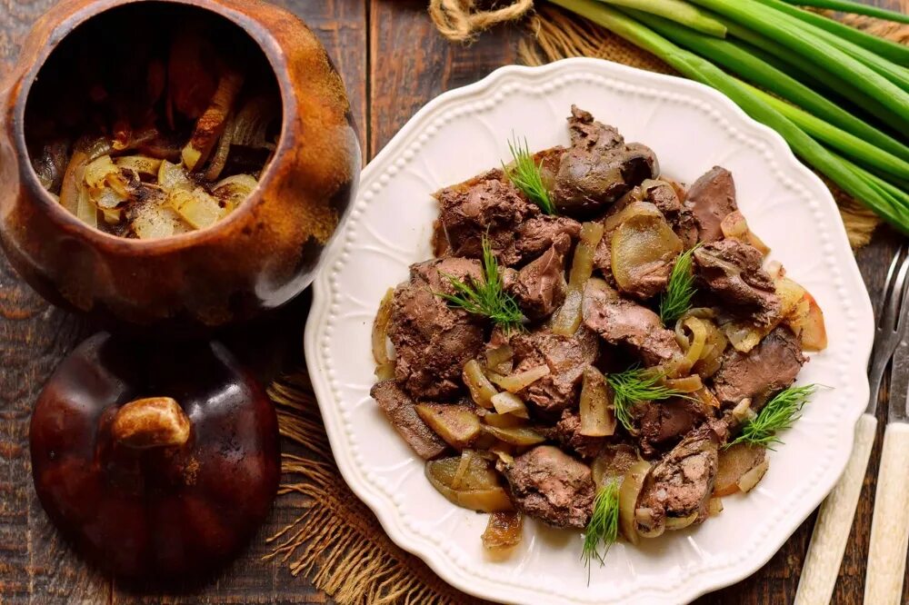 Печень в банке с луком и яблоками. Печенка в горшочке. Куриная печень в горшочках. Куриная печень с яблоками. Куриная печень с луком и яблоками в горшочке в духовке.