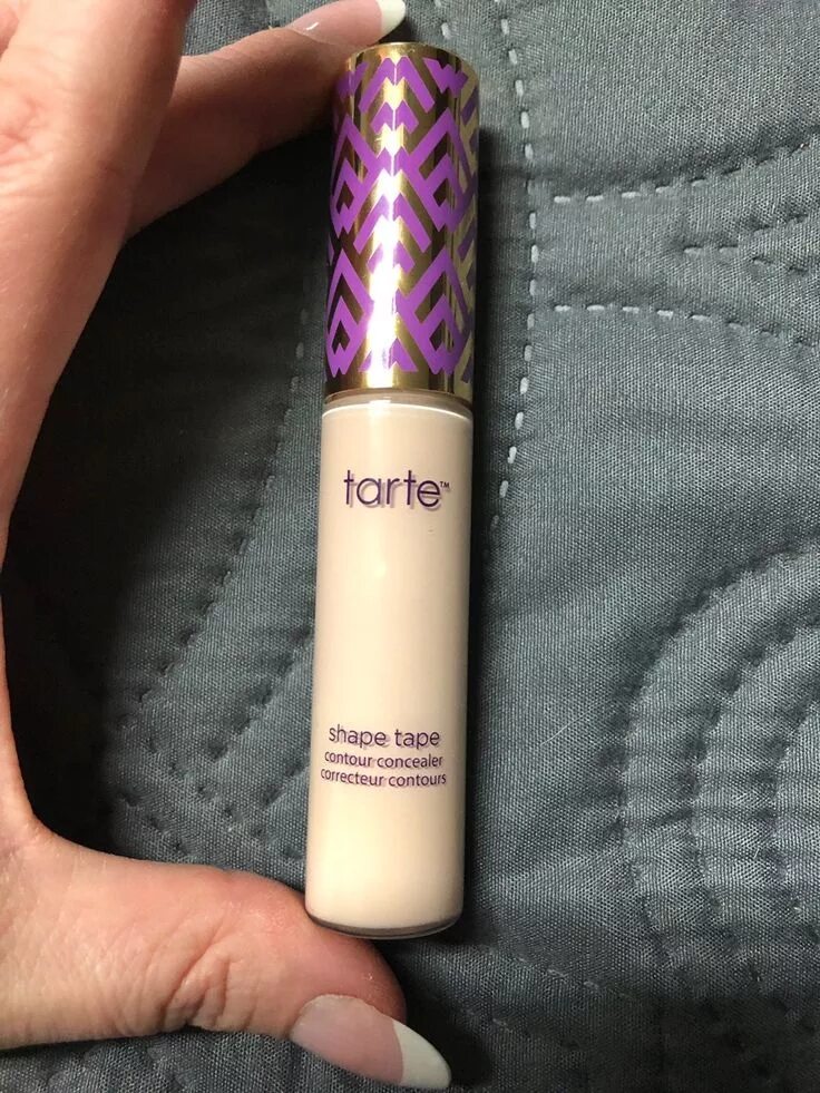 Tart shape tape. Tarte shape tape свотчи. tarte консилер. tarte shape tape concealer. tarte shape tape оттенки.
